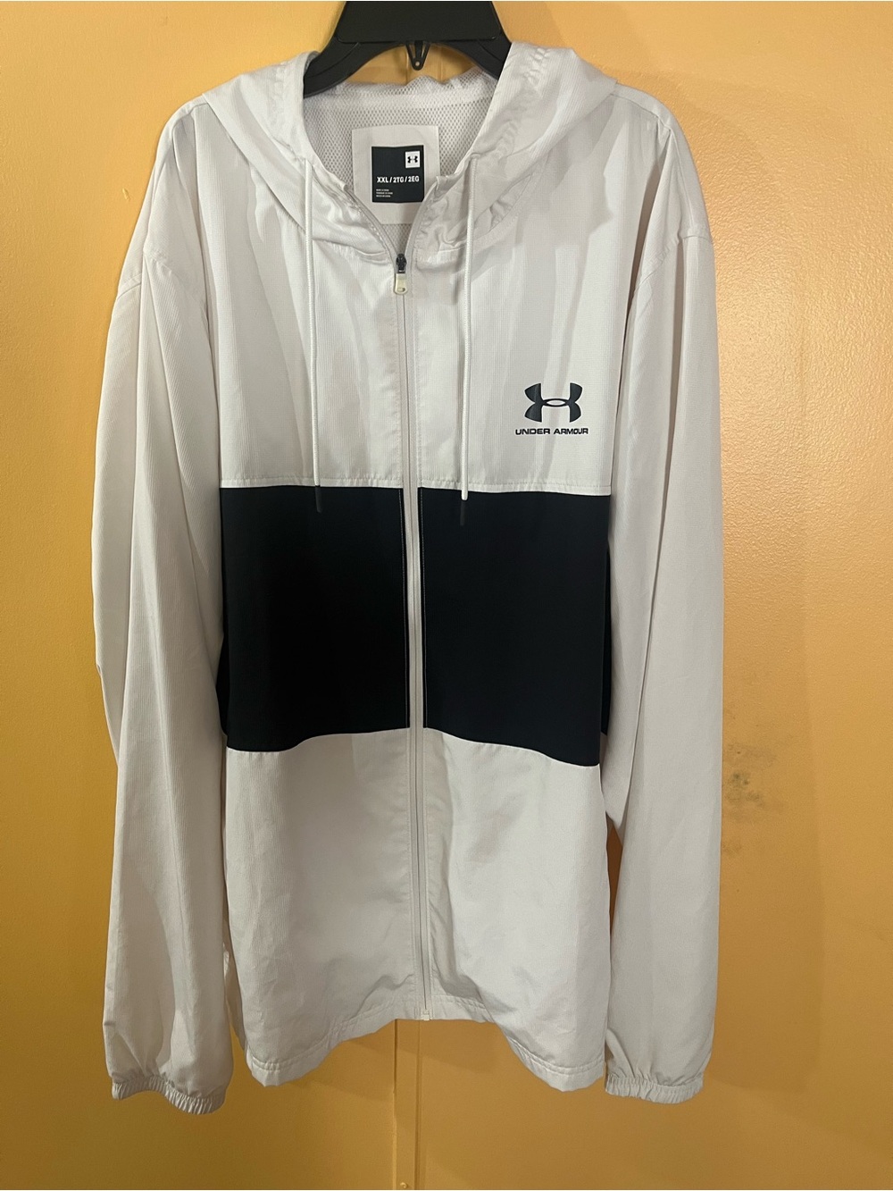 Under Armour Men’s XXL White & Black Hooded Drawstring Windbreaker Jacket